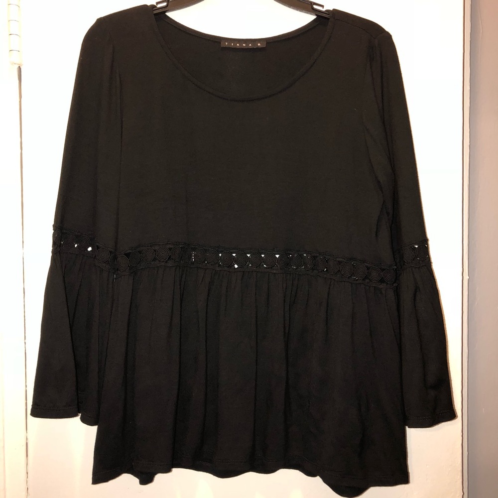 🎀NWOT Black Boho Top with trim🎀